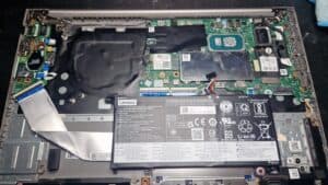 Ahora hacemos el proceso inverso para montar este Lenovo ThinkBook 15.