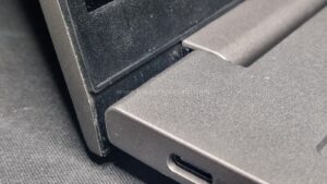 Detalle de como queda reparada la bisagra izquierda de este Lenovo ThinkBook 15.