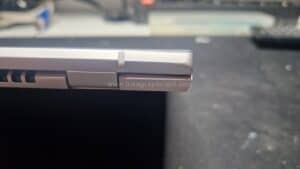 Lado izquierdo, visto por detrás, de este portátil Asus UX425.