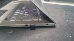 Este Acer Swift 3 abre, cierra y mantiene la pantalla bien.