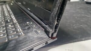 Lo primero es quitar las cintas plateadas colocadas por el cliente para ver que tenemos.