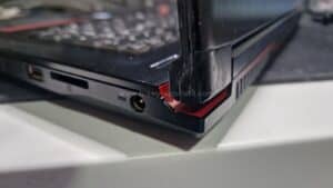 Seguimos quitando pegotes de pegamento en las tapas de este portátil MSI GE72 Raider.