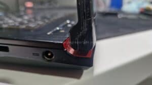 Así es como lo dejamos reparado. La tapas estaban quemadas y marcadas por culpa del pegamento utilizado.