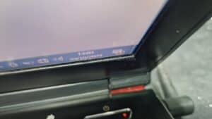 Detalle de como queda la bisagra reparada en este MSI GE72 Raider.